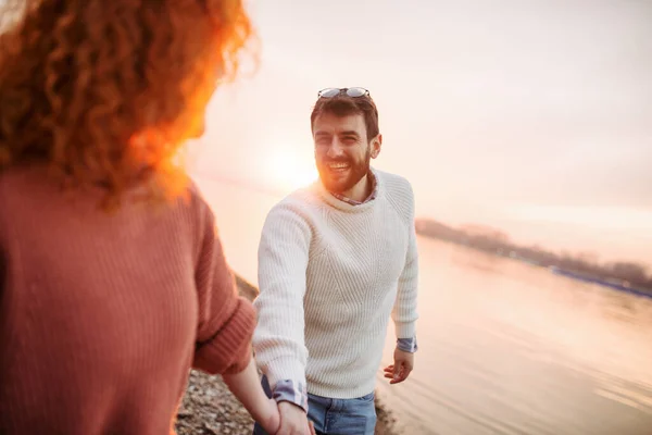 Close Young Couple Enjoying Time Beach Young Happy Couple Holding — Stock Photo, Image