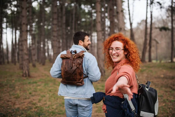 Pojke Och Flickvän Går Genom Parken Unga Par Njuta Promenad — Stockfoto