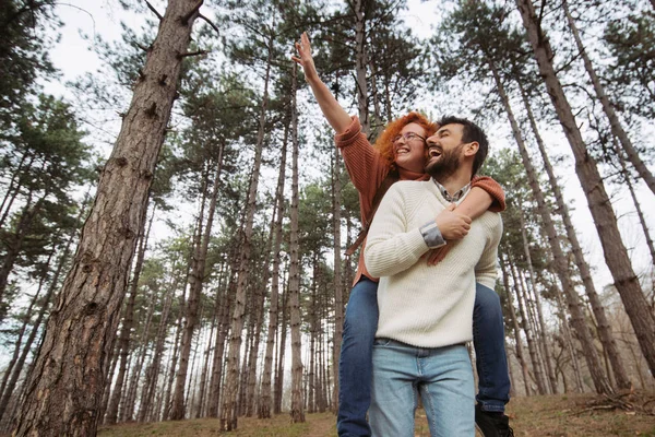 Casal Feliz Desfrutando Dia Primavera Bela Floresta Namorado Carregando Sua — Fotografia de Stock