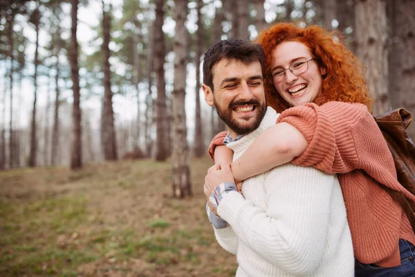 Durante Dia Primavera Jovem Casal Feliz Expressa Amor Pelo Outro — Fotografia de Stock