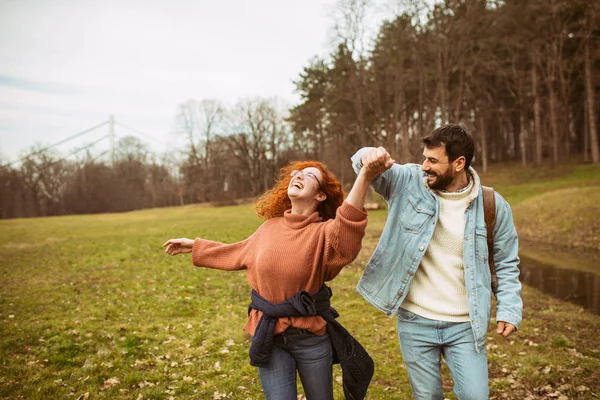 Primavera Está Chegar Jovem Casal Divertindo Durante Dia Primavera Parque — Fotografia de Stock