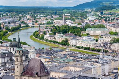 Salzburg panorama bakan şehir merkezi ve nehir partnerliğindeki, Avusturya