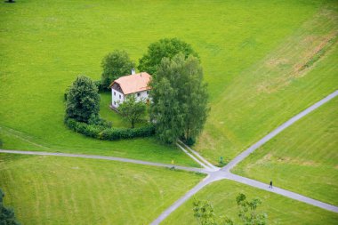 Yalnız ev ve yalnız kişi Salzburg, Avusturya için yol boyunca yürüyüş