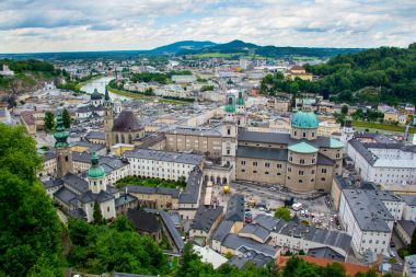 Salzburg panorama bakan şehir merkezi ve nehir partnerliğindeki, Avusturya