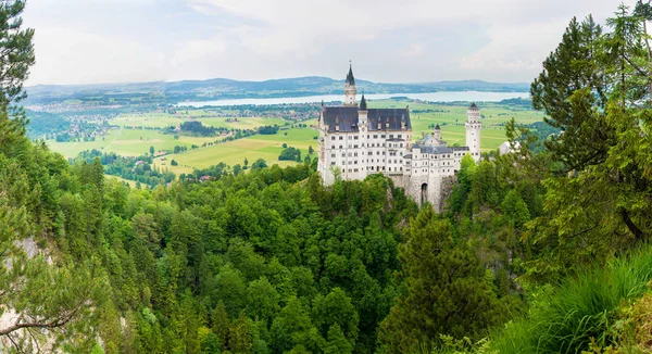 Королевский замок Нойштайн и его окрестности в Баварии, Германия . — стоковое фото