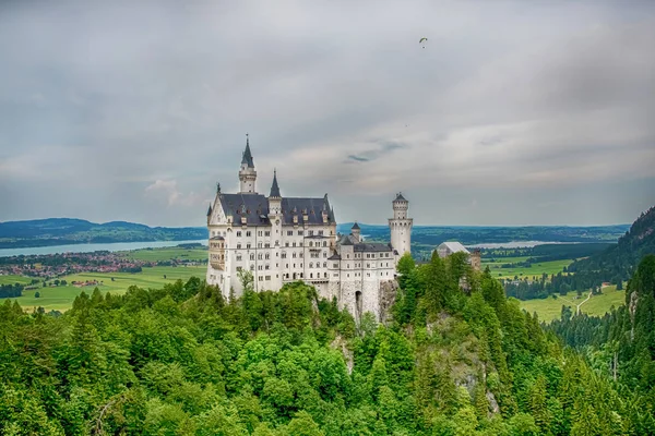 Królewski zamek Neuschwanstein i okolic w Niemczech, w Bawarii.. — Zdjęcie stockowe
