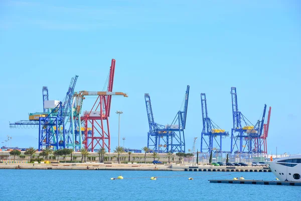 Vista dos guindastes portuários em Valência, Espanha — Fotografia de Stock