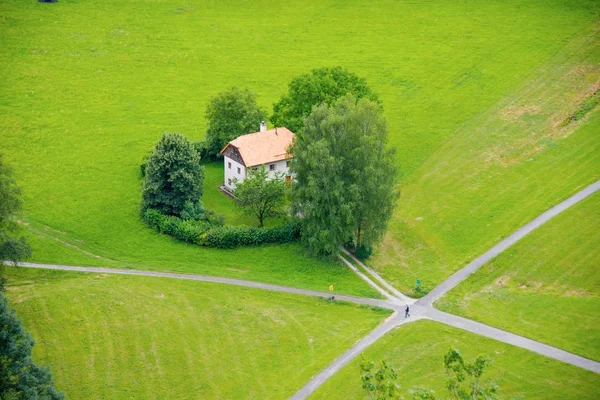 Magányos ház és magányos ember séta az ösvényen, Salzburg, Ausztria — Stock Fotó