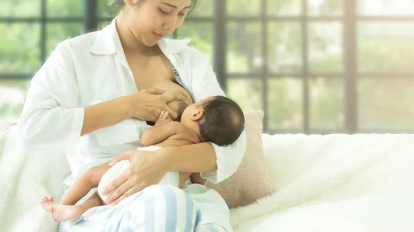 Moeder Geeft Borstvoeding Aan Pasgeboren Baby Thuis Jong Aziatisch Moeder — Stockfoto