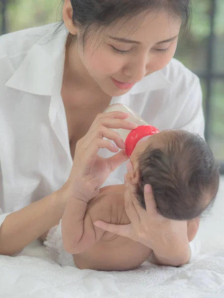 Sluiten Van Jonge Moeder Voeden Baby Door Fles Liefde Concept — Stockfoto