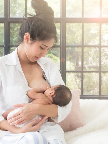 Moeder Geeft Borstvoeding Aan Pasgeboren Baby Thuis Jonge Aziatische Moeder — Stockfoto