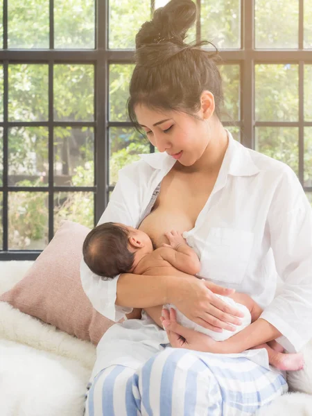 Verticaal Beeld Jonge Aziatische Moeder Borstvoeding Haar Schattige Kleine Jongen — Stockfoto