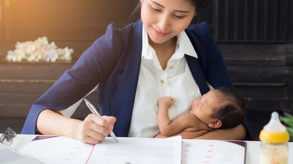 Επιχειρηματίας Κρατώντας Μωρό Στην Αγκαλιά Της Ενώ Εργάζεται Υπογραφή Σύμβασης — Φωτογραφία Αρχείου