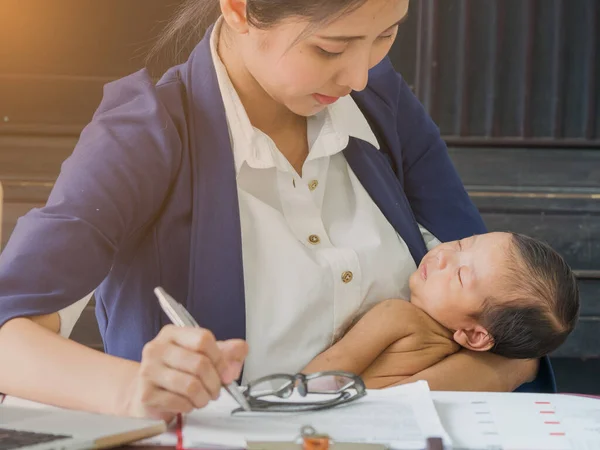 Zakenvrouw Houdt Baby Haar Armen Terwijl Werkt Tekent Een Contract — Stockfoto