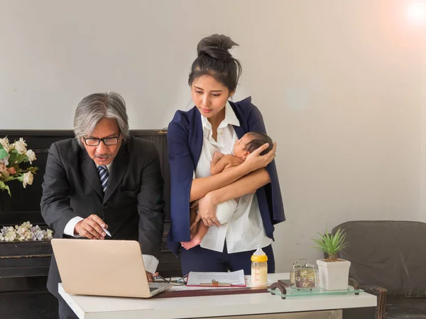 Επιχειρηματίας Κρατώντας Ένα Μωρό Ενώ Εργάζονται Συναδέλφους Επιχειρηματίας Και Δύο — Φωτογραφία Αρχείου