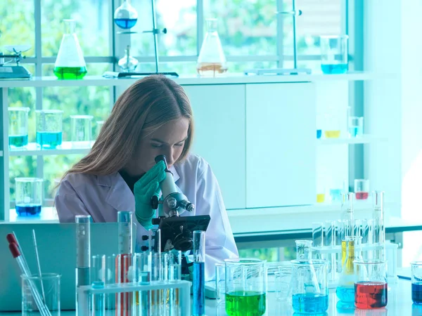 Mulher Cientista Caucasiana Olhando Para Microscópio Laboratório — Fotografia de Stock