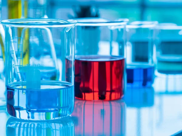 Colorido Líquido Rojo Azul Amarillo Los Vasos Precipitados Del Laboratorio — Foto de Stock