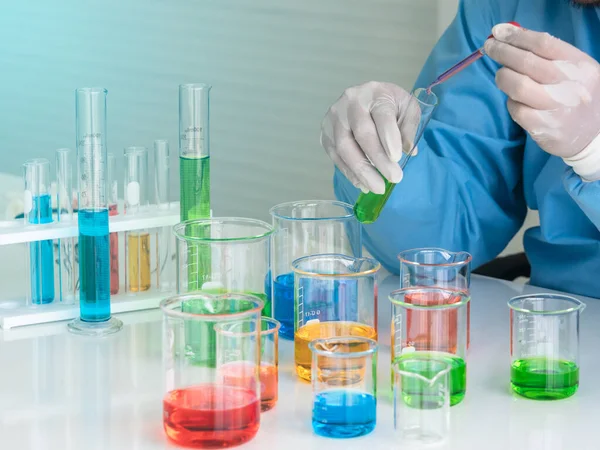 科学家在玻璃管中把红色液体倒入绿色液体中 玻璃杯 烧杯和玻璃管中的液体色彩斑斓 化学和技术概念 — 图库照片