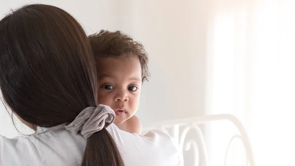 Aziatische Moeder Met Schattige Gemengde Ras Afrikaanse Baby Jongen Shouder — Stockfoto