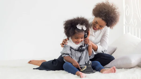 Donkere Huid Moeder Dochter Met Afro Kapsel Zitten Het Bed — Stockfoto