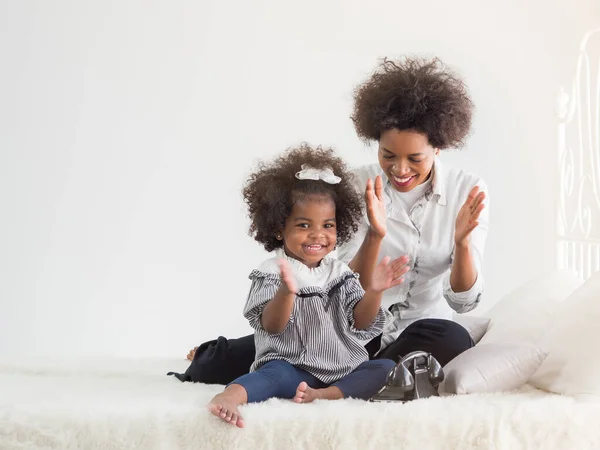 Σκούρο Δέρμα Μαμά Και Χαριτωμένο Κοριτσάκι Παλαμάκια Χέρια Τους Στο — Φωτογραφία Αρχείου