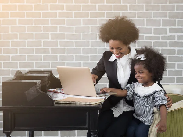 Adorabile Bambina Africana Sentirsi Felice Quando Mamma Insegna Usare Computer — Foto Stock