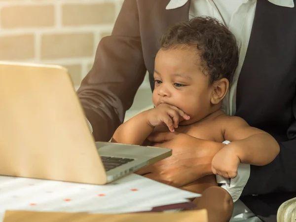 Close Schattige Kleine Afrikaanse Baby Jongen Zitten Schoot Van Moeder — Stockfoto