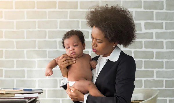 Afrikaanse Moeder Zakenpak Die Zoon Vasthoudt Terwijl Thuis Werkt Oncomfortabel — Stockfoto