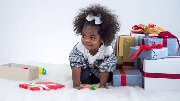 Leuke Kleine Afrikaanse Donkere Huid Meisje Spelen Met Speelgoed Uit — Stockfoto