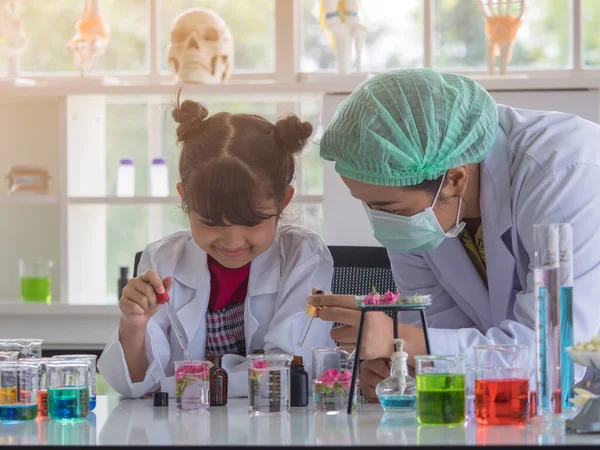 Schattig Klein Aziatisch Meisje Lab Jas Leren Met Wetenschapper Leraar Rechtenvrije Stockfoto's