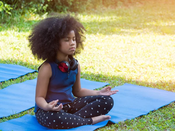 Schattig Afrikaans Meisje Met Afro Haar Doen Meditatie Yoga Mat Stockafbeelding