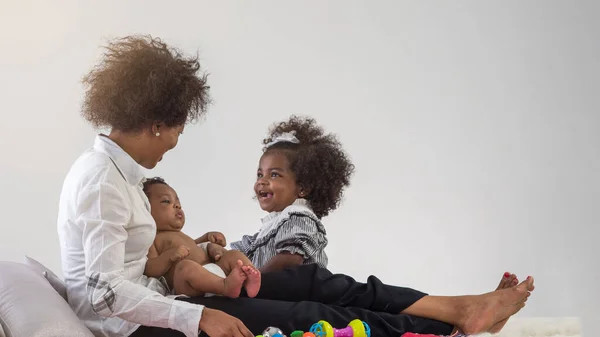 Afrikaanse Gelukkige Familie Moeder Die Een Kleine Baby Jongen Vasthoudt Stockfoto