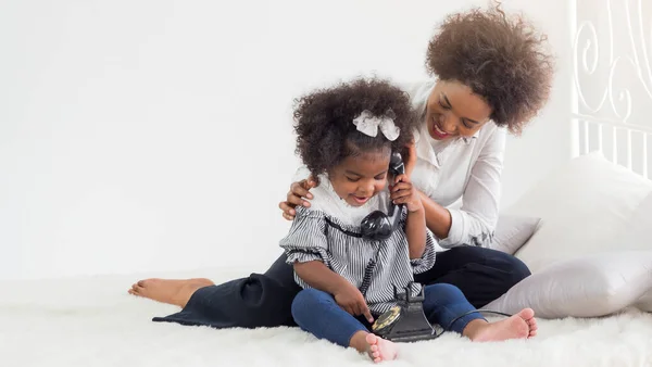 Donkere Huid Moeder Dochter Met Afro Kapsel Zitten Het Bed Stockfoto