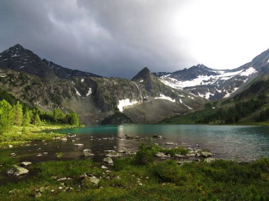 gün batımında dağ gölü