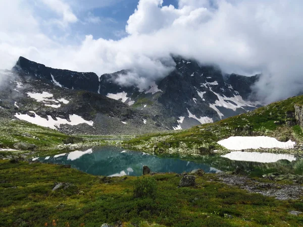 Гірське Озеро Хмарах — стокове фото