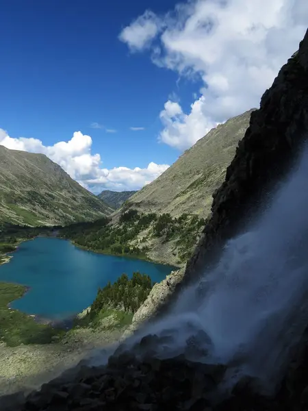 Гірський Водоспад Блакитному Озері — стокове фото