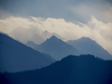 Mavi dağlar uçurumlar Altay