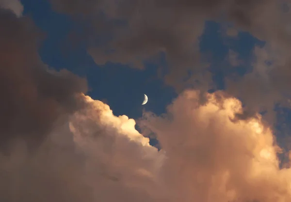 Luna Creciente Las Nubes Foto — Foto de Stock