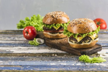 Biftekli klasik Burger, taze marul, soğan, turşu., 
