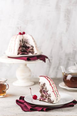 Vişneli panço keki. Tabaktaki kesiği dolduruyor. 