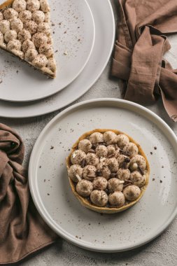 İnanılmaz lezzetli, fındıklı samur ağacından hafif bir tatlı. 
