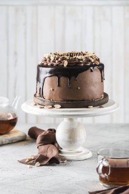 Çikolatalı ve kremalı lezzetli sünger keki. Dilimle