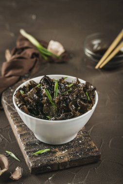 Turşu ve mayalanmış siyah mantar (Tremella fuciforis) 