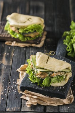 Tavuk fileto, peynir, taze otlar, salatalık...