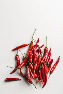 Beyaz arka planda kırmızı biber serpiştirme manzarası