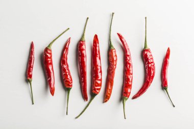 Beyaz arka planda kırmızı biberin ritmi.