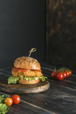 Ekmekli tavuk ve susamlı domates, marul.