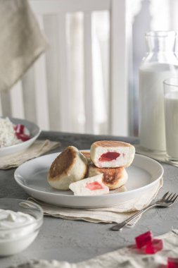 Süzme peynirden peynirli kek ve ahududu reçeli sandviç.