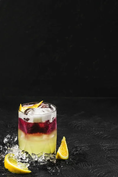 Delicioso cóctel refrescante de naranja y bayas con hielo en — Foto de Stock
