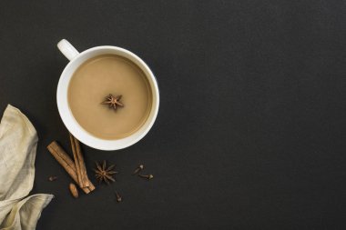 Popüler Asyalı ısınma, beyaz fincanda Koria ile birlikte Masala çayı içer.